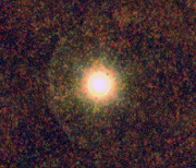 Image couleur composite de l'étoile CW Leonis, aussi connue comme IRC +10216, a été obtenue par les instruments SPIRE et PACS d'Herschel - © ESA/PACS/SPIRE/MESS Consortia