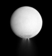 Les panaches de vapeur d'eau au pôle sud d'Encelade, observés par la sonde Cassini - (NASA/JPL/Space Science Institute)