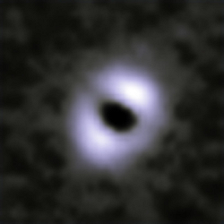 Kappa Coronae Borealis, fondé sur les observations de l'instrument d'Herschel PACS à 100 µm. L'étoile est au centre de l'image (non visible dans ce graphique) avec un excès d'émission infrarouge détecté autour d'elle, interprété comme un disque de débris de poussières contenant des astéroïdes et/ou des comètes. L'inclinaison du système planétaire est contraint à un angle de 60° vu de face. Copyright : ESA/Bonsor et al (2013)